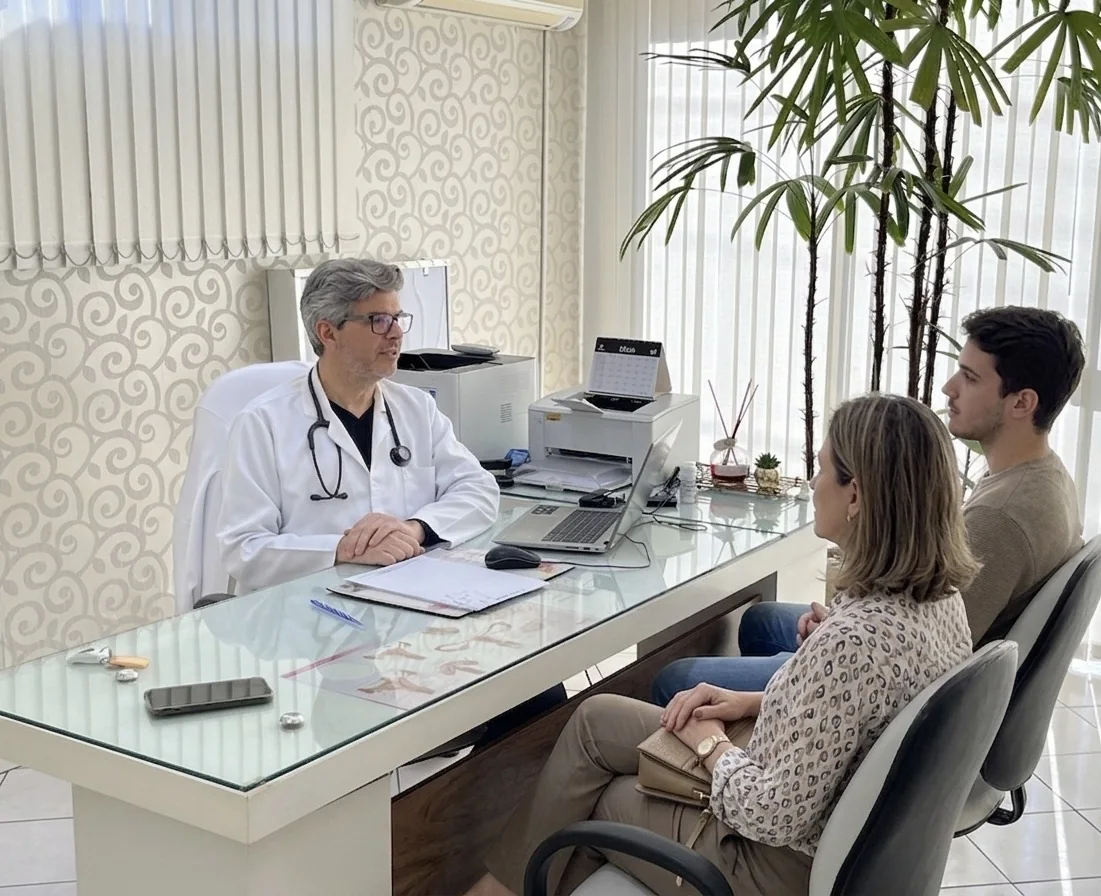 Consulta médica com Dr. Norton Calixto Mainardes e casal de pacientes