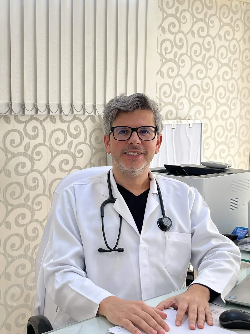 Dr. Norton Calixto Mainardes sorrindo no consultório da VivatSaúde